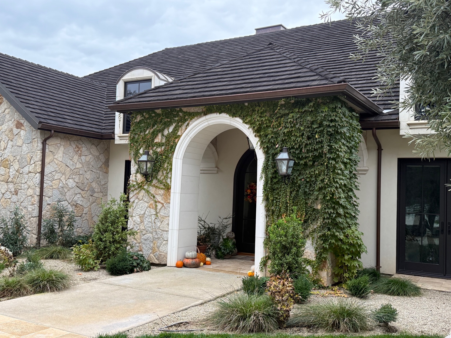 Arched stone entry detail by Dave's Masonry