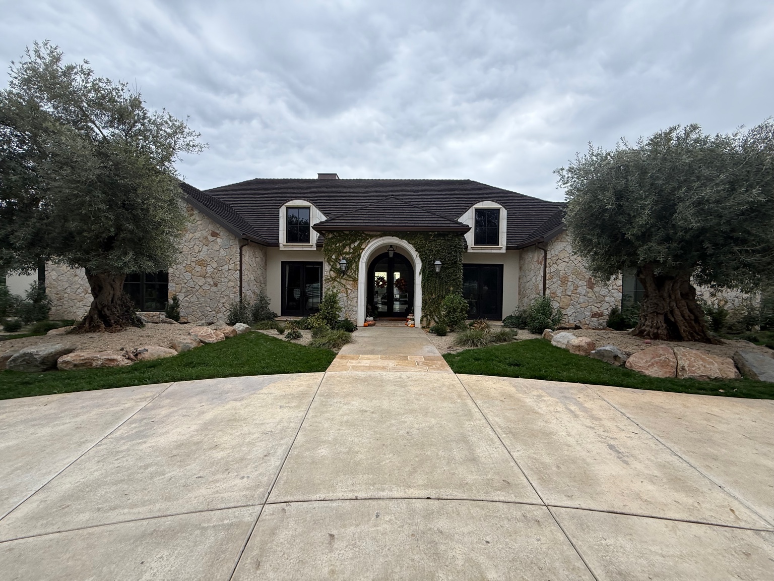 Stone masonry home exterior by Dave's Masonry